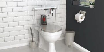 WC avec un réservoir transparent montrant le mécanisme QuickFit de Wirquin