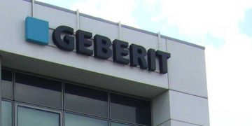 Logo Geberit sur la façade d'un bâtiment