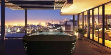 Un spa sur une terrasse la nuit