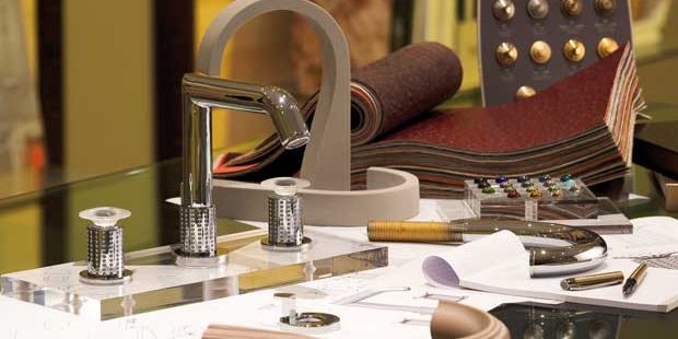 Différents accessoires de robinetteries et accessoires THG sur une table
