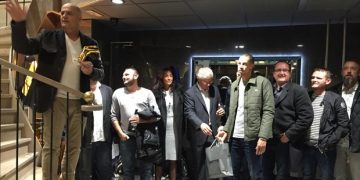 Christophe Gilet (à gauche) et son équipe, lors de la remise des prix du challenge du club QA de Question d'Ambiance, au showroom d'Aix-en-Provence.