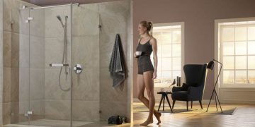 Ambiance salle de bains avec la porte de douche Tusca de Rothalux