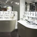 Dnas le magasin Envie de salle de bain, les présentoirs de robinetteries