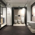 Dans le magasin Envie de salle de bain, l'offre de cuvettes suspendues