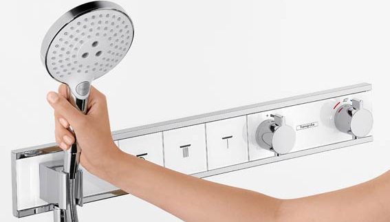 Gros plan sur la commande de douche RainSelect de Hansgrohe