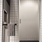Miroir psyché posé à côté de la douche.