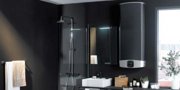 Le chauffe-eau Velis Evo Plus Ariston noir dans une salle de bains