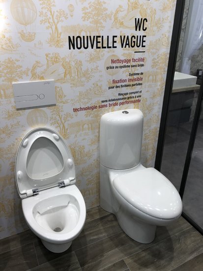 Salle de bains Nouvelle Vague de Jacob Delafon, le WC sur pied.