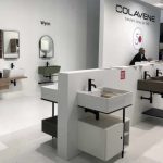 La salle de bains au Cersaie 2018 : Vasques consoles Colavene à l'intérieur aménagé.