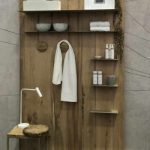 La salle de bains au Cersaie 2018 : panneau mural accessoirisé Re-Wood.
