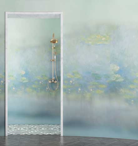 Papier peint waterproof, décor façon tableau impressionniste dans la douche.