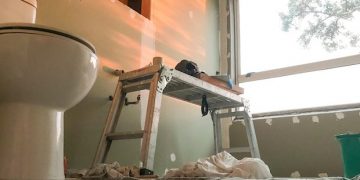 un mini échafaudage dans une salle de bains en chantier