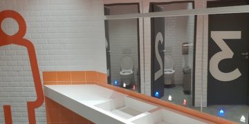 Meuble eau, savon, air de Supratech dans des toilettes publiques