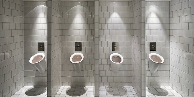 Urinoirs-dans-des-toilettes-publiques