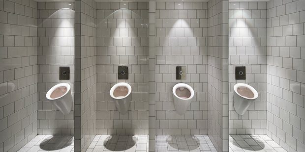 Urinoirs-dans-des-toilettes-publiques