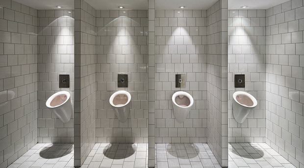 5 types d'urinoirs pour équiper les toilettes pour hommes