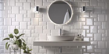 Mur de salle de bains revêtu de carreaux métro blancs de différents formats