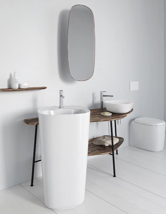 Plural de VitrA avec une vasque à poser et un lavabo totem