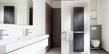 Salle-de-bains-avec-radiateur-vertical-anthracite