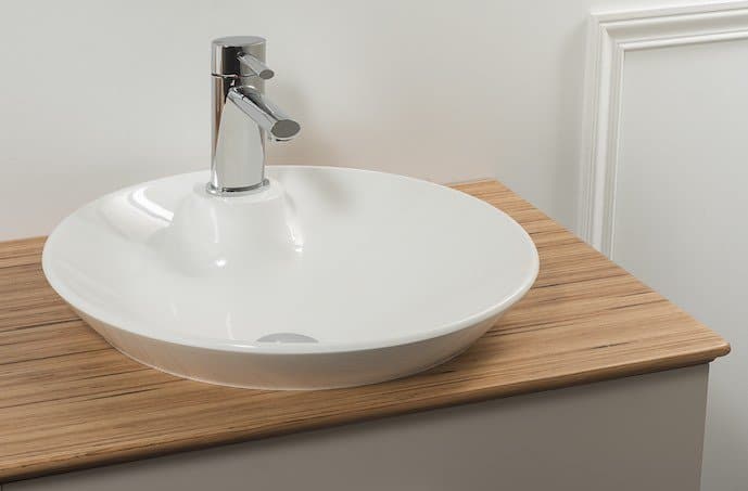 vasque-ronde-sur-un-plan-de-toilette-en-bambou