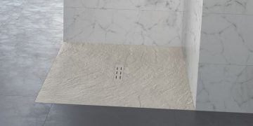 Gros plan sur le receveur Kinestone de Kinedo, couleur sable
