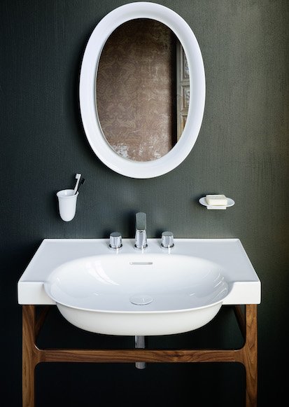 Lavabo console New Classic de Laufen sur piétement bois