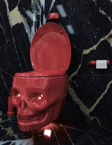WC rouge en forme de tête de mort