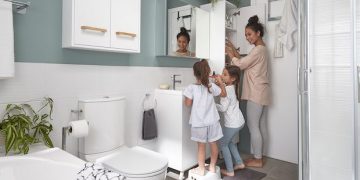 Salle de bains GoodHome avec enfants devant le lavabo