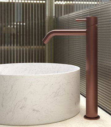 Mitigeur de lavabo haut Equinox316 de Horus devant une vasque blanche