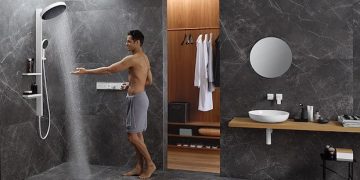 Un homme dans la douche Rainfinity de Grohe