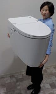 japonaise portant un wc broyeur sanismart de sfa