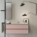 Meuble de salle de bains aux façades roses