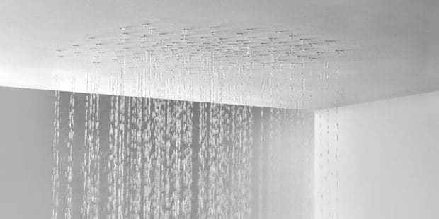 douche Fade de Alpi avec picots diffuseurs d'eau sortant du plafond