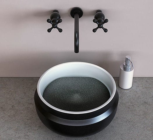 vasque noire et blanche posée sur un plan gris