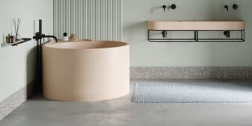 une salle de bain avec la baignoire Nouveau de Ext adossée au mur