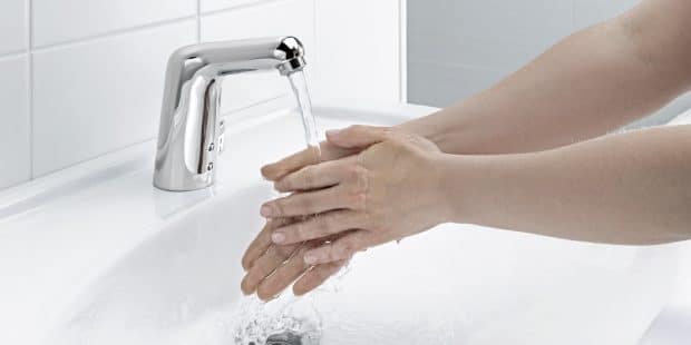 lavage de mains sous un robinet électronique Hansa