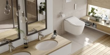 Une salle de bains en bois et blanc avec une cuvette suspendue