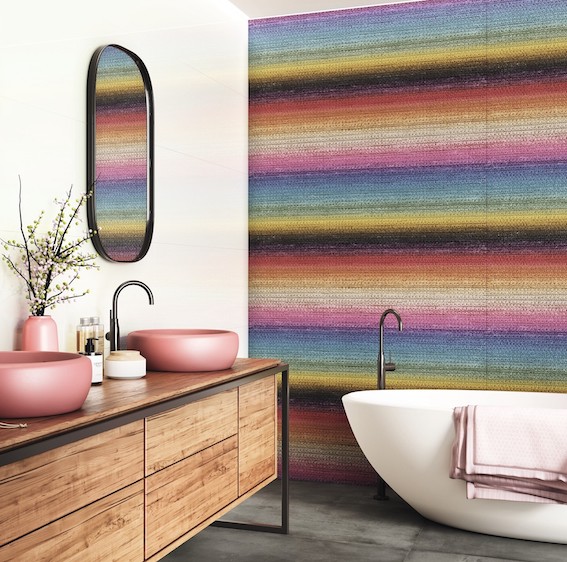 salle de bains avec un mur dont les carreaux multiplient les couleurs