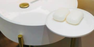 gros plan sur un lavabo avec un tablette plateau