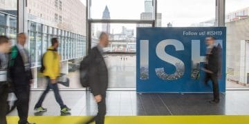 des personnes circulant dans un couloir du salon ISH de Francfort