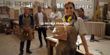 des ouvriers dans une usine de meuble en France