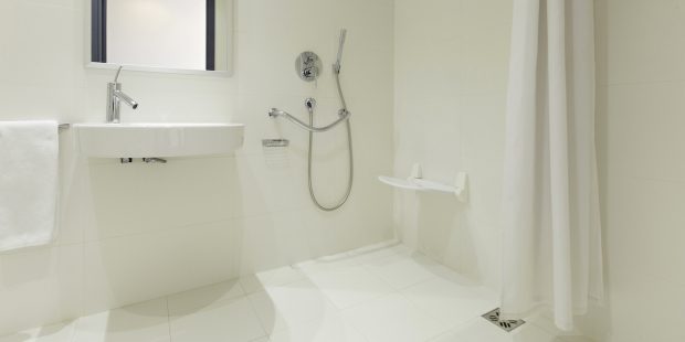 salle de bains blanche avec douche zéro ressaut