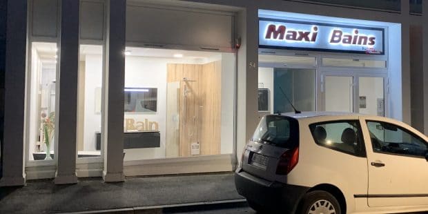 façade du magasin de salle de bains Maxi Bains à La Rochelle