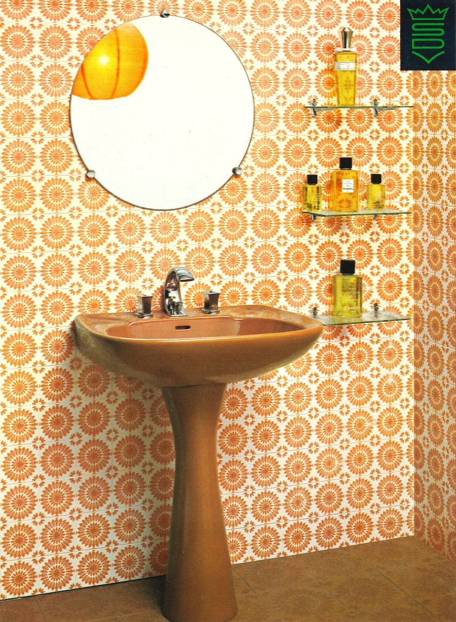 lavabo marron devant carrelage orange années 70