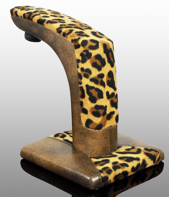 robinet habillé d'un cuir léopard