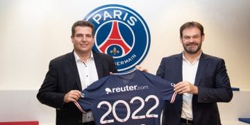 deux hommes présentent le maillot du Paris Saint Germain handball