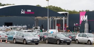 façade bleue du magasin VM de Vouneuil sous Biard