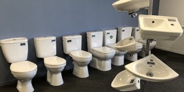 une série de WC dans un magasin