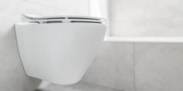 WC suspendu à côté d'une baignoire