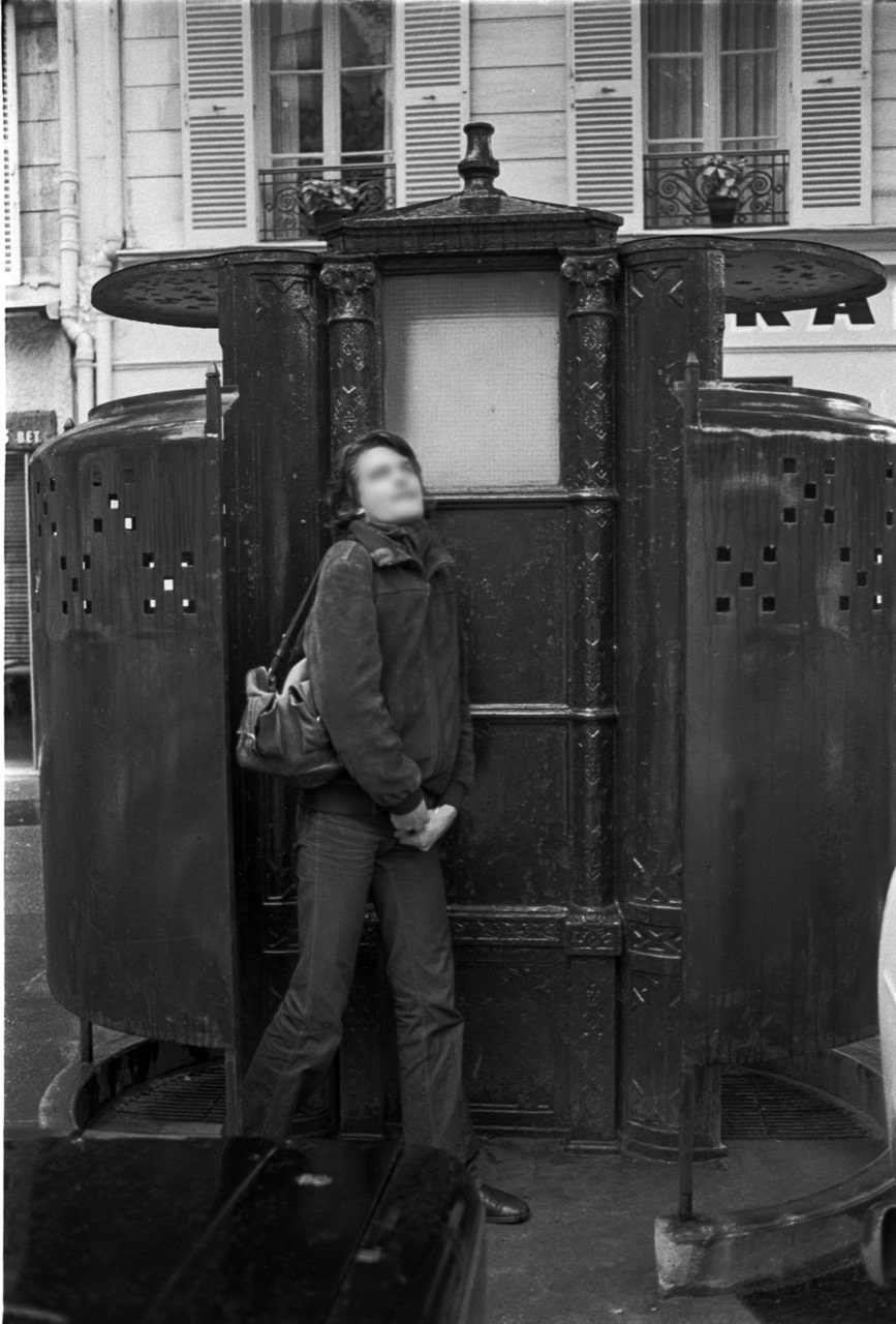 homme sortant d'un urinoir public à Paris dans les années 1970